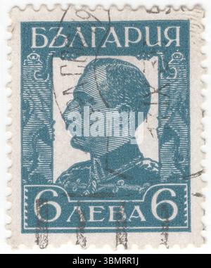 BULGARIEN — 1931. April: 6 Lev tiefblaue Briefmarke mit Porträt des Zaren Boris III. Boris Klemens Robert Maria Pius Ludwig Stanislaus Xaver war der Zar des Königreichs Bulgarien von 1918 bis zu seinem Tod 1943. Boris, der älteste Sohn Ferdinands I., übernahm nach der Abdankung seines Vaters den Thron nach der Niederlage Bulgariens im Ersten Weltkrieg. Nach dem Vertrag von Neuilly von 1919 war Bulgarien gezwungen, verschiedene Gebiete abzutreten, lähmende Reparationen zu zahlen und die Größe seines Militärs stark zu reduzieren Stockfoto