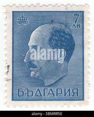 BULGARIEN — 1944: 7 Lev blaue Briefmarke mit Porträt des Zaren Boris III. Boris Klemens Robert Maria Pius Ludwig Stanislaus Xaver war von 1918 bis zu seinem Tod 1943 Zar des Königreichs Bulgarien. Boris, der älteste Sohn Ferdinands I., übernahm nach der Abdankung seines Vaters den Thron nach der Niederlage Bulgariens im Ersten Weltkrieg. Nach dem Vertrag von Neuilly von 1919 war Bulgarien gezwungen, verschiedene Gebiete abzutreten, lähmende Reparationen zu zahlen und die Größe seines Militärs stark zu reduzieren Stockfoto
