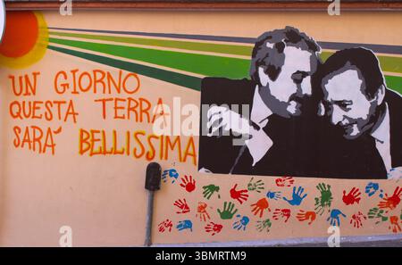 Bronte, Sizilien, Italien - 2. April 2018: Fototapete Falcone und Borsellino an einer Außenwand. Keine Eigenschaften- oder Modellversion verfügbar. Nur für redaktionelle Zwecke. Stockfoto