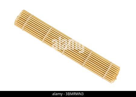 Traditionelle Bambus-Sushi-Rollmatte isoliert auf weißem Hintergrund Stockfoto
