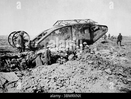 IN DER NÄHE VON THIEPVAL, DER SOMME, FRANKREICH – 25. September 1916 – ein früheres Modell der britischen Armee Mark I, genannt C-15, in der Nähe von Thiepval, 25. September 1916. T Stockfoto