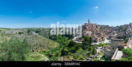 Panoramablick auf die Sassi di Matera und den Canyon daneben Stockfoto