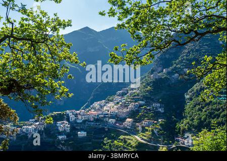 Gegend von Ravello, von der Villa Cimbrone durch einige Äste Stockfoto