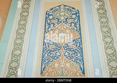 Dekorierte geschnitzte Wand in der Hazrat-Khizr-Moschee Stockfoto