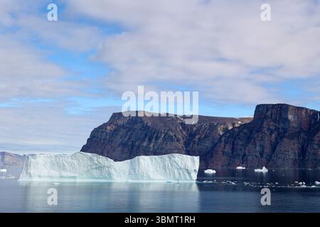 Blick auf Eisberge im Uummannaq-Fjord unter einem klaren blauen Himmel, Grönland, Dänemark Stockfoto