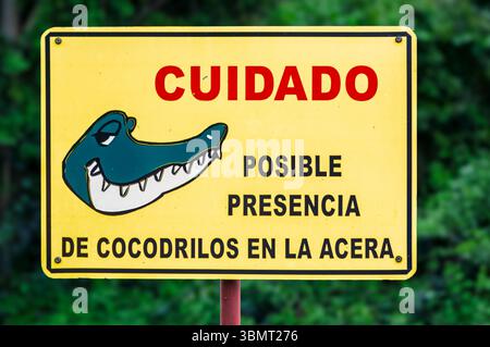 Miraflores, Panama, 23. Mai 2014: Zeichen des Unerwarteten: Straßenebene Wildlife Alerts from Miraflores ('Warnung - mögliche Anwesenheit von Krokodilen Stockfoto