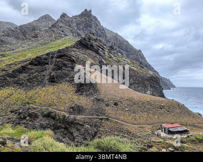 Dramatischer Blick auf die zerklüftete vulkanische Küste zwischen Tamadiste Beach und Taganana im Anaga Rural Park, Teneriffa, Kanarische Inseln, Spanien. Eine Fernbedienung Stockfoto