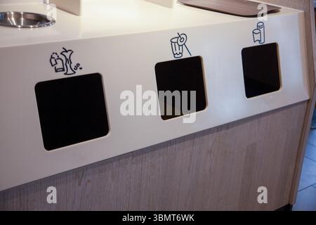 Mülltonne und Recycling-Station im Innenbereich. Müllsortierung. Abfallbehälter aus Kunststoff. Recyceln Sie Öko-Abfallbehälter Stockfoto