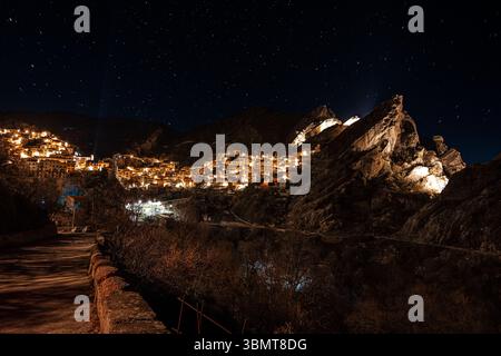 Das Dorf Castelmezzano bei Nacht Stockfoto
