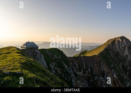 Abend in der Reichensteiner Hütte in der Steiermark, Österreich Stockfoto