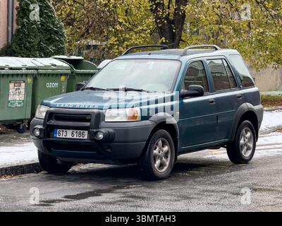 Ostrava, Tschechien – 21. November 2024: Der Land Rover Freelander L314 SUV parkt auf der Straße Stockfoto