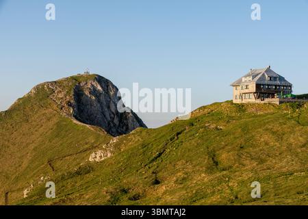 Gipfel des Eisenerzer Reichensteins und Hütte in der Steiermark, Österreich Stockfoto