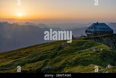 Sonnenuntergang am Eisenerzer Reichenstein und Hütte in der Steiermark, Österreich Stockfoto