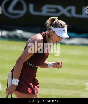Katie Boulter feiert bei den Lexus Nottingham Tennis Open einen Sieg gegen Sonay Kartal (nicht in Sicht). Stockfoto