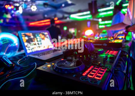 DJ, der während der Winterfeier Musik spielt, Interior Nightclub - Entertainment und Clubbing-Konzept Stockfoto