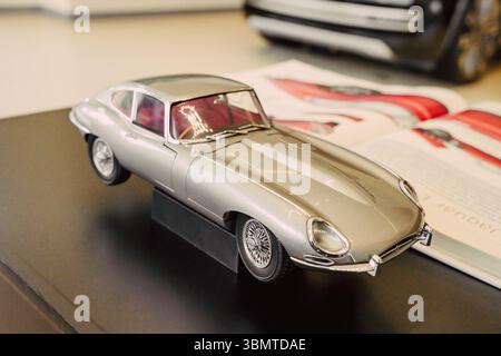 Almaty, Kasachstan – 29. Mai 2025: Sammlermodell Jaguar E-TYPE. Sportwagen im Retro-Stil Stockfoto