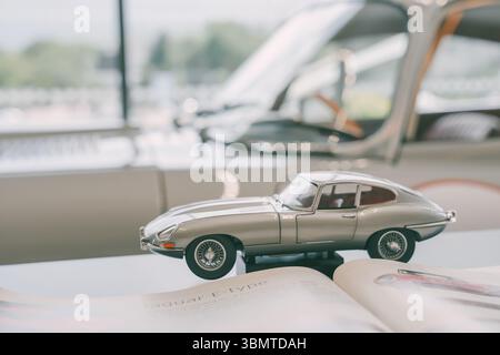 Almaty, Kasachstan – 29. Mai 2025: Sammlermodell des Jaguar E-TYPE im Ausstellungsraum. Sportwagen im Retro-Stil Stockfoto