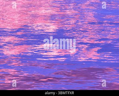 Faszinierende lila und rosa Wasserwelligkeit – abstrakter Hintergrund mit hoher Auflösung für Bildschirmschoner, Webdesign, Marketing und digitale Kunst – Premium Stock Photography Stockfoto