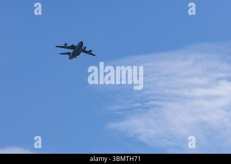 Militaerflugzeug 28062025 - Uebungsflug von Militaerflugzeugen in Thüringen der Airbus A400M Atlas ist ein modernes, vielseitiges Militaertransportflugzeug mit vier Turboprop-Triebwerken. Er transportiert bis zu 37 Tonnen Nutzlast, darunter Fahrzeuge, Hubschrauber oder bis zu 116 Personen. Dank seiner robusten Konstruktion kann er auf unbefestigten Pisten starten und landen und dient auch als Tankflugzeug. Die deutsche Luftwaffe nutzt den A400M als Nachfolger der Transall C-160 für strategische und taktische Transporte sowie humanitäre Einsaetze. Bad Berka Thüringen Deutschland *** Milita Stockfoto