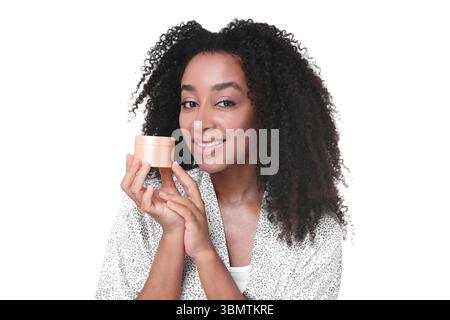 Schöne brasilianische Frau mit einem Glas Kollagencreme auf weißem Hintergrund Stockfoto