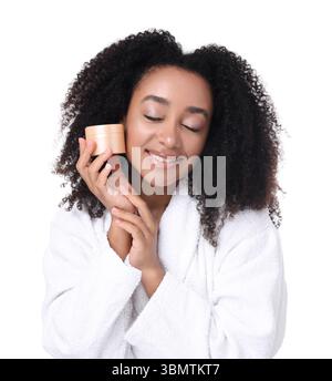 Schöne brasilianische Frau mit einem Glas Kollagencreme auf weißem Hintergrund Stockfoto