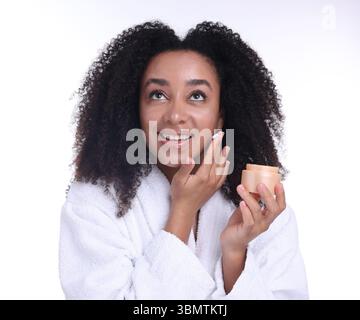 Schöne brasilianische Frau mit einem Glas Kollagencreme auf weißem Hintergrund Stockfoto