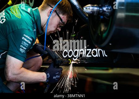 Aston Martin F1 Team AMR25, mechanische Details der Mechaniker, die während des Formel 1 MSC Cruises Austrian Grand Prix 2025 am Boden arbeiten, 11. Runde der FIA Formel 1 Weltmeisterschaft 2025 vom 27. Bis 29. Juni 2025 auf dem Red Bull Ring in Spielberg, Österreich - Foto Florent Gooden / DPPI Stockfoto