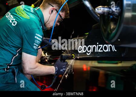 Aston Martin F1 Team AMR25, mechanische Details der Mechaniker, die während des Formel 1 MSC Cruises Austrian Grand Prix 2025 am Boden arbeiten, 11. Runde der FIA Formel 1 Weltmeisterschaft 2025 vom 27. Bis 29. Juni 2025 auf dem Red Bull Ring in Spielberg, Österreich - Foto Florent Gooden / DPPI Stockfoto
