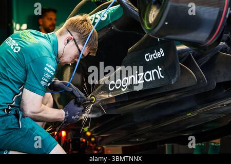 Aston Martin F1 Team AMR25, mechanische Details der Mechaniker, die während des Formel 1 MSC Cruises Austrian Grand Prix 2025 am Boden arbeiten, 11. Runde der FIA Formel 1 Weltmeisterschaft 2025 vom 27. Bis 29. Juni 2025 auf dem Red Bull Ring in Spielberg, Österreich - Foto Florent Gooden / DPPI Stockfoto