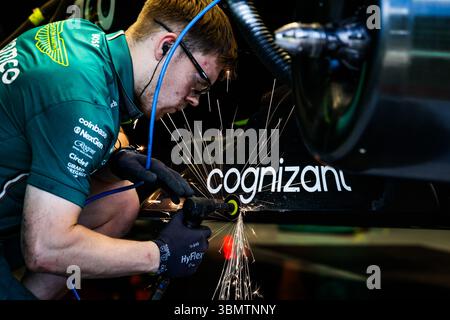 Aston Martin F1 Team AMR25, mechanische Details der Mechaniker, die während des Formel 1 MSC Cruises Austrian Grand Prix 2025 am Boden arbeiten, 11. Runde der FIA Formel 1 Weltmeisterschaft 2025 vom 27. Bis 29. Juni 2025 auf dem Red Bull Ring in Spielberg, Österreich - Foto Florent Gooden / DPPI Stockfoto