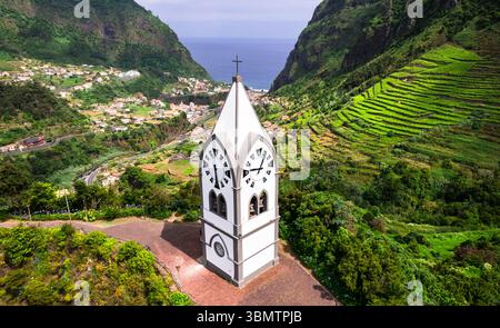 Nossa Senhora de Fatima Kapelle - ikonische kleine Kirche der Insel Madeira, umgeben von atemberaubenden grünen Bergen im Dorf Sao Vicente. Luftaufnahme. Por Stockfoto