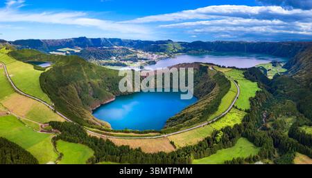 Die Azoren Insel die schönsten landschaftlich schönen Orte - wundervolle Smaragdseen Sete Cidades Lagunen, Hochwinkelblick auf den vulkanischen Krater Boca do Inferno. Stockfoto