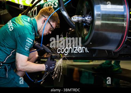 Aston Martin F1 Team AMR25, mechanische Details der Mechaniker, die während des Formel 1 MSC Cruises Austrian Grand Prix 2025 am Boden arbeiteten, 11. Runde der FIA Formel 1 Weltmeisterschaft 2025 vom 27. Bis 29. Juni 2025 auf dem Red Bull Ring in Spielberg, Österreich Stockfoto