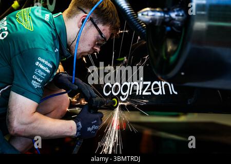 Aston Martin F1 Team AMR25, mechanische Details der Mechaniker, die während des Formel 1 MSC Cruises Austrian Grand Prix 2025 am Boden arbeiteten, 11. Runde der FIA Formel 1 Weltmeisterschaft 2025 vom 27. Bis 29. Juni 2025 auf dem Red Bull Ring in Spielberg, Österreich Stockfoto