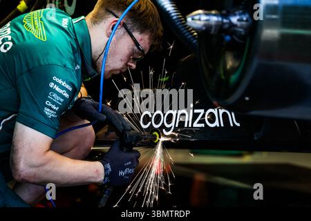 Aston Martin F1 Team AMR25, mechanische Details der Mechaniker, die während des Formel 1 MSC Cruises Austrian Grand Prix 2025 am Boden arbeiteten, 11. Runde der FIA Formel 1 Weltmeisterschaft 2025 vom 27. Bis 29. Juni 2025 auf dem Red Bull Ring in Spielberg, Österreich Stockfoto