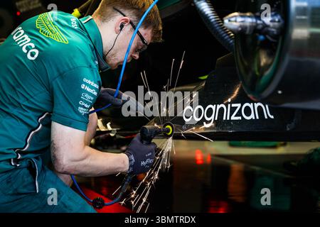 Aston Martin F1 Team AMR25, mechanische Details der Mechaniker, die während des Formel 1 MSC Cruises Austrian Grand Prix 2025 am Boden arbeiteten, 11. Runde der FIA Formel 1 Weltmeisterschaft 2025 vom 27. Bis 29. Juni 2025 auf dem Red Bull Ring in Spielberg, Österreich Stockfoto