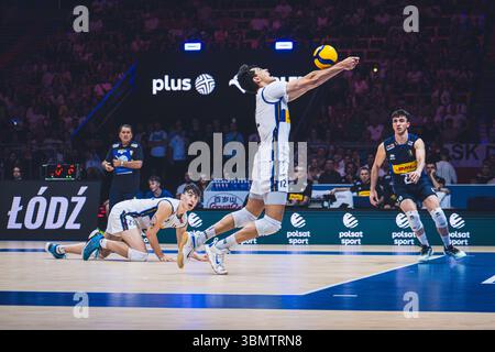 Italien gegen Frankreich während des FIVB Volleyball Nations League 2024 Herrenspiels am 28. Juni in Łódź, Polen. Stockfoto
