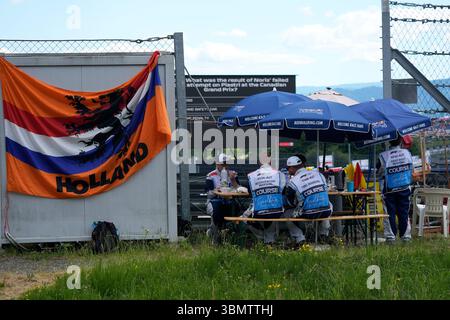 Spielberg, Österreich. 28. Juni 2025.SPIELBERG, ÖSTERREICH - 28. JUNI: Marshals während des Trainings vor dem F1 Grand Prix von Österreich am 28. Juni 2025 auf dem Red Bull Ring in Spielberg, Österreich.250628 SEPA 19 112 - 20250628 PD9681 Stockfoto