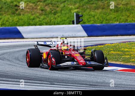 Spielberg, Österreich. Juni 2025. Motorsport: Formel-1-Weltmeisterschaft, großer Preis von Österreich, Qualifying, Lewis Hamilton aus Großbritannien vom Scuderia Ferrari HP Team fährt während des Qualifyings um den Red Bull Ring. Quelle: Philipp von Ditfurth/dpa/Alamy Live News Stockfoto