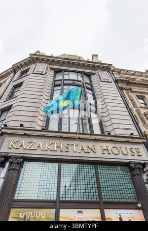 Botschaft von Kasachstan in London mit Nationalflagge. London, Großbritannien, 14. April 2024 Stockfoto