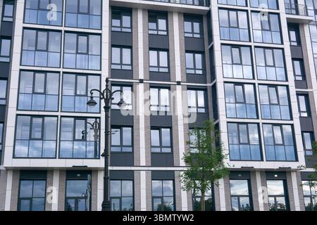 Moderne Apartmenthäuser mit Balkon. Fassade eines modernen Apartmentgebäudes. Stockfoto