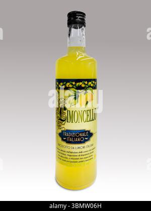 Italien - 20. Juni 2025: Limoncello Flasche traditioneller italienischer Likör aus Zitronenschalen. Beschneidungspfad enthalten Stockfoto