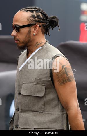 Spielberg, Österreich. Juni 2025. Lewis HAMILTON (GBR) kommt im Fahrerlager der MSC CRUISES AUSTRIAN GP 2025 auf dem Red Bull Ring in Spielberg (Steiermark, Österreich) an, der 11. Runde der FIA F1 Weltmeisterschaft. Quelle: Riccardo Righetti/Alamy Live News Stockfoto