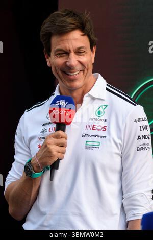 Spielberg, Österreich. Juni 2025. Toto WOLFF (AUT), Teamchef des Mercedes F1-Teams, interviewt von Sky Sport TV nach dem Ende des Freien Trainings 3 am Samstagnachmittag während der MSC CRUISES AUSTRIAN GP 2025 auf dem Red Bull Ring in Spielberg (Steiermark, Österreich), 11. Runde der FIA F1 Weltmeisterschaft. Quelle: Riccardo Righetti/Alamy Live News Stockfoto