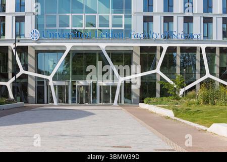 Das Gebäude der modernen Fakultät für Wissenschaft an der Universität Leiden, ein Drehkreuz für akademische Exzellenz und wissenschaftliche Entdeckungen, unter hellem Himmel. Leiden, Nethe Stockfoto
