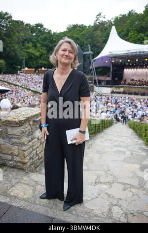 Berlin, Deutschland. Juni 2025. Andrea Zietzschmann, künstlerische Leiterin der Berliner Philharmoniker, kommt zum Saisonfinale der Berliner Philharmoniker im Waldb·hne. Gustavo Dudamel dirigiert unter anderem eine lateinamerikanische Nacht mit Leonard Bernsteins Symphonischen Tänzen aus West Side Story. Quelle: Jörg Carstensen/dpa/Alamy Live News Stockfoto