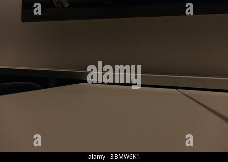 Abstraktes Foto metallischer Linien und struktureller Innenarchitektur in der modernen Architektur Stockfoto