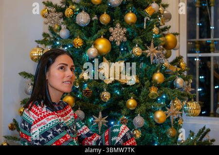 weihnachtsfeiertage mit der Familie, Pyjama und Dekoration Stockfoto