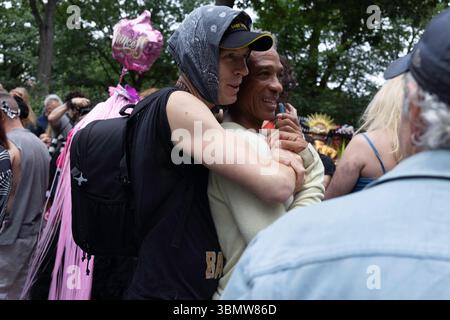 New York, NY, 27. Juni 2025: Mitglieder der LGBTQ+ Community treffen sich im Tompkins Square Park, um am jährlichen Drag March in New York teilzunehmen. Stockfoto