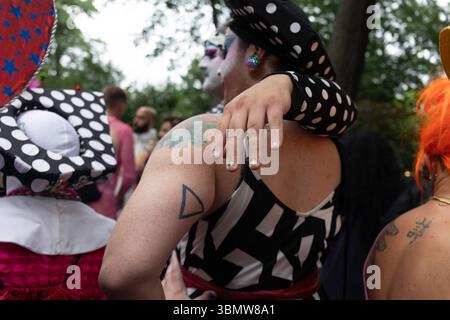 New York, NY, 27. Juni 2025: Mitglieder der LGBTQ+ Community treffen sich im Tompkins Square Park, um am jährlichen Drag March in New York teilzunehmen. Stockfoto